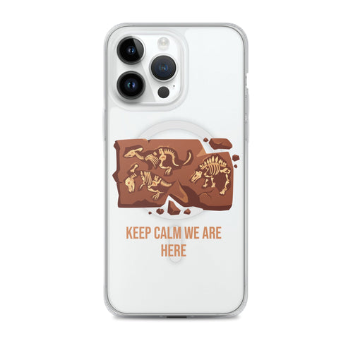 Coque transparente iPhone 14 Pro Max avec MagSafe® et illustration de fossiles de dinosaures et le texte "Keep Calm We Are Here", vue alternative