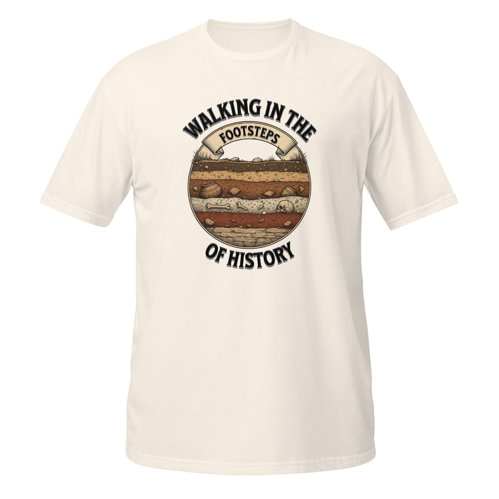 T-shirt archéologie avec design illustré d'une coupe stratigraphique montrant une poterie ancienne, des ossements et un crâne, entouré du texte "Walking in the Footsteps of History"