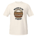 T-shirt archéologie avec design illustré d'une coupe stratigraphique montrant une poterie ancienne, des ossements et un crâne, entouré du texte "Walking in the Footsteps of History"