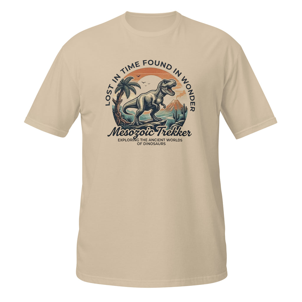 T-shirt beige avec illustration badge circulaire T-Rex "Mesozoic Trekker" et texte "Lost in time, found in wonder"