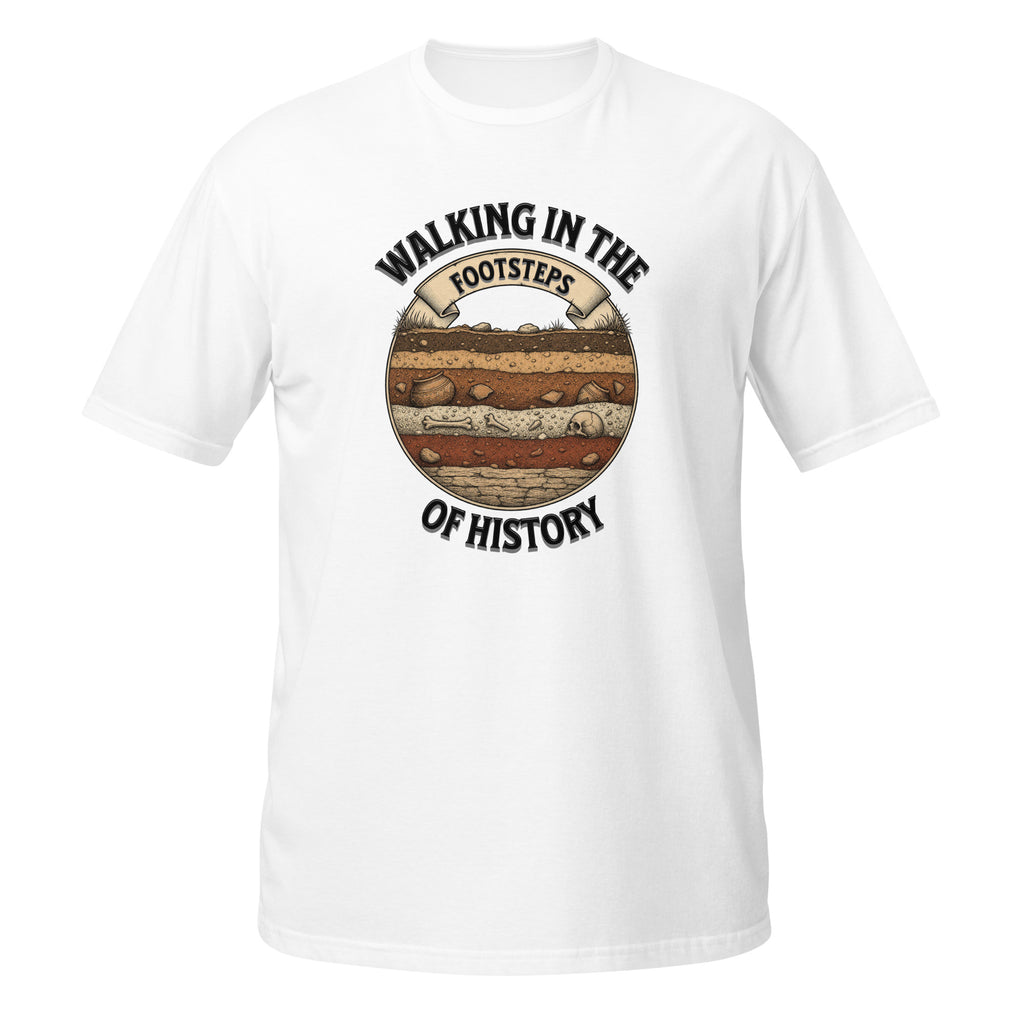 T-shirt blanc archéologie avec design illustré d'une coupe stratigraphique montrant une poterie ancienne, des ossements et un crâne, entouré du texte "Walking in the Footsteps of History"