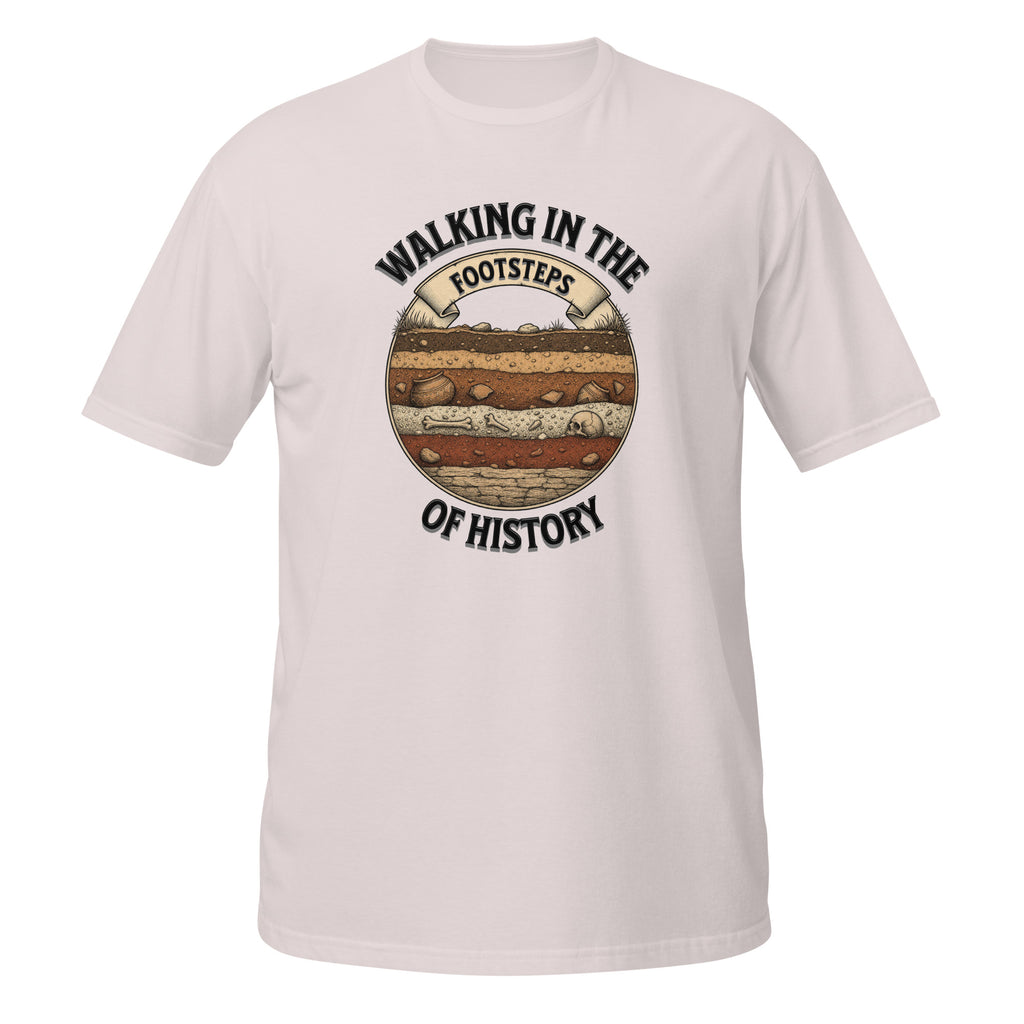 T-shirt blanc cassé archéologie avec design illustré d'une coupe stratigraphique montrant une poterie ancienne, des ossements et un crâne, entouré du texte "Walking in the Footsteps of History"