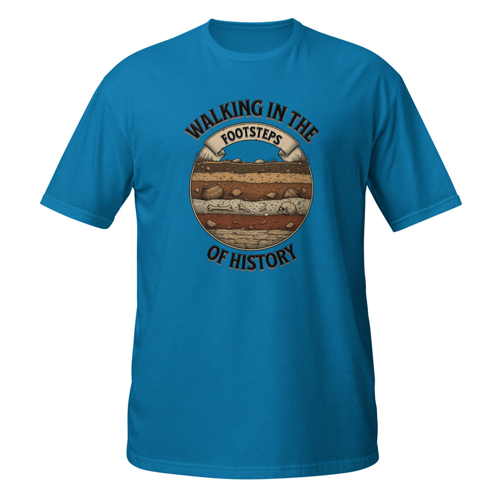 T-shirt bleu archéologie avec design illustré d'une coupe stratigraphique montrant une poterie ancienne, des ossements et un crâne, entouré du texte "Walking in the Footsteps of History"