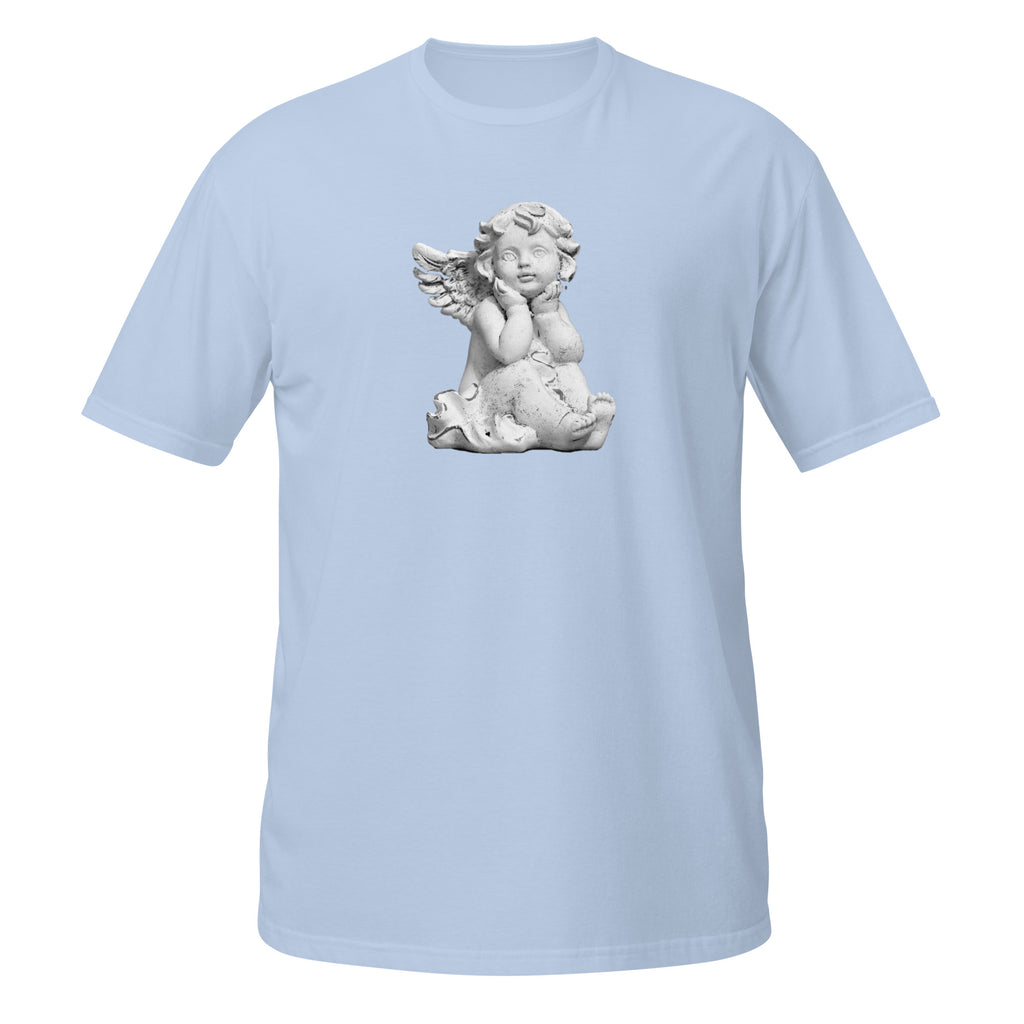 T-shirt bleu ciel avec illustration d'une statuette d'angelot en pierre, assis et le menton posé sur les mains, regard tourné vers le ciel