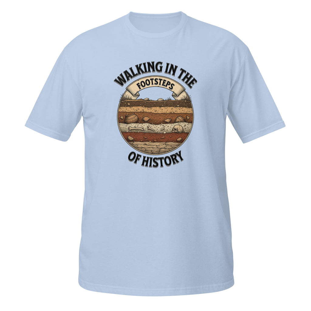 T-shirt bleu clair archéologie avec design illustré d'une coupe stratigraphique montrant une poterie ancienne, des ossements et un crâne, entouré du texte "Walking in the Footsteps of History"