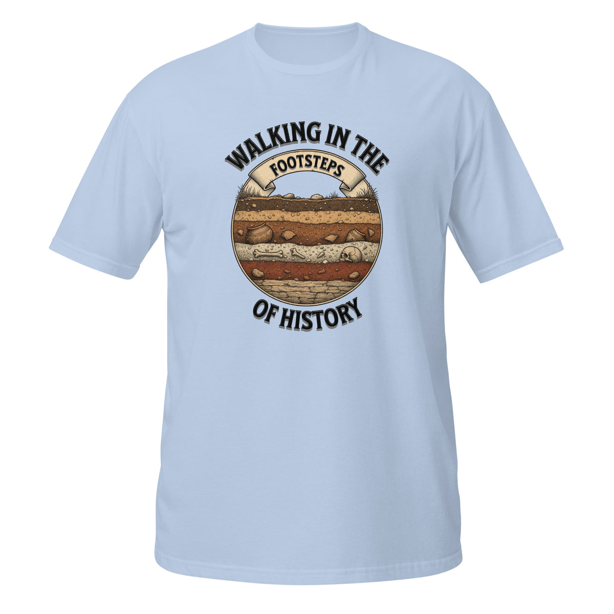 T-shirt bleu clair archéologie avec design illustré d'une coupe stratigraphique montrant une poterie ancienne, des ossements et un crâne, entouré du texte "Walking in the Footsteps of History"