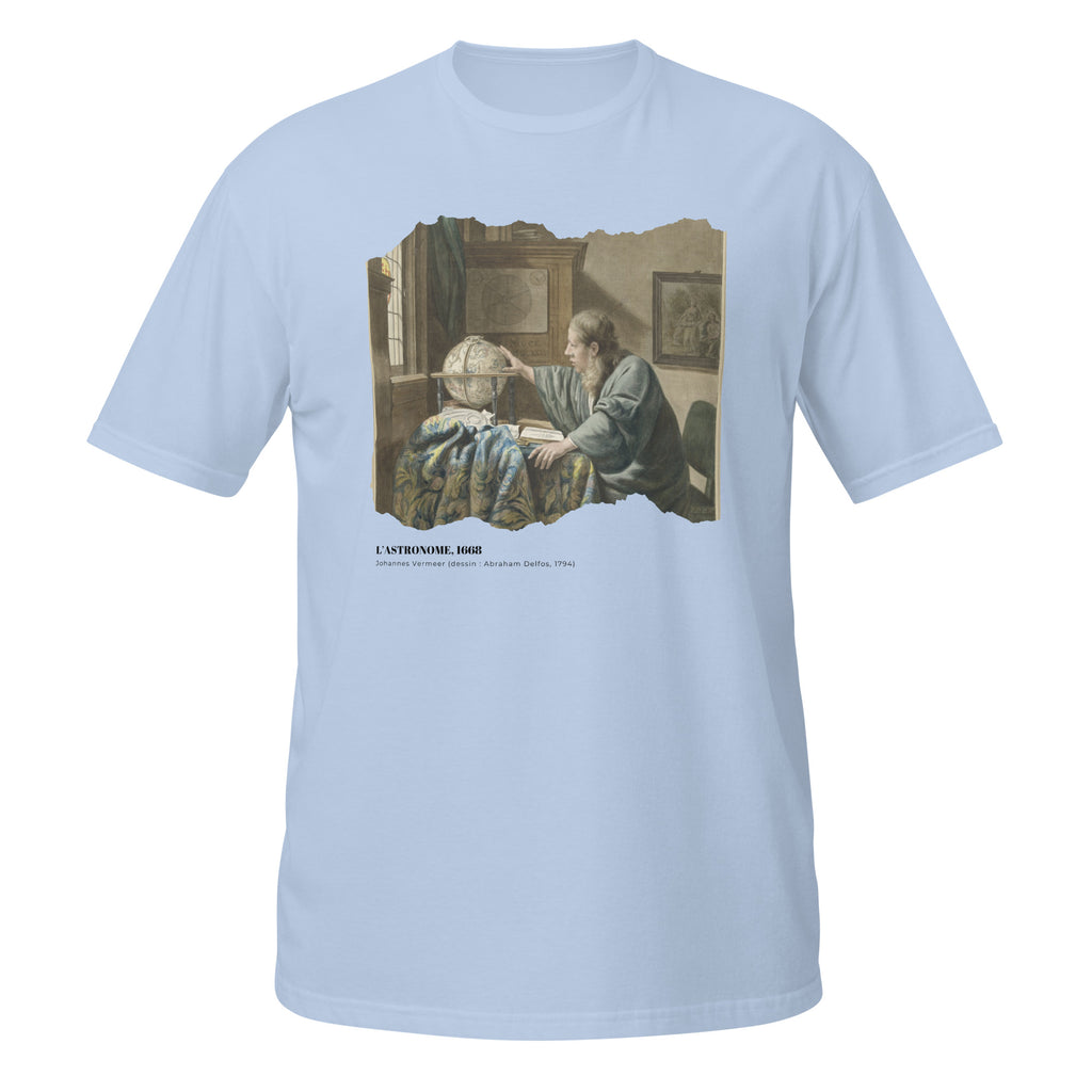 T-shirt bleu clair avec motif de "L'Astronome" de Vermeer, effet papier déchiré, texte "L'Astronome, 1668"