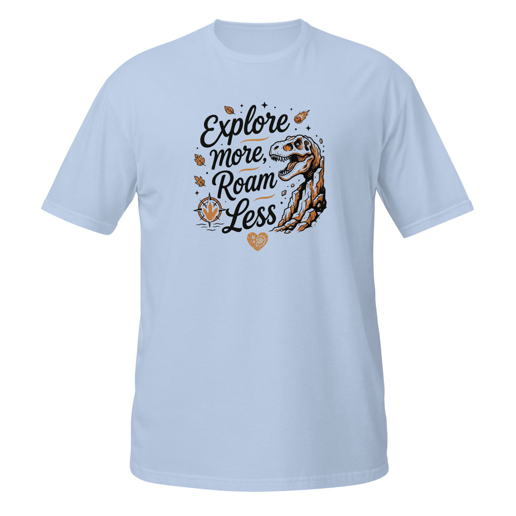 T-shirt bleu à manches courtes avec illustration T-Rex fossile et texte "Explore more, roam less"