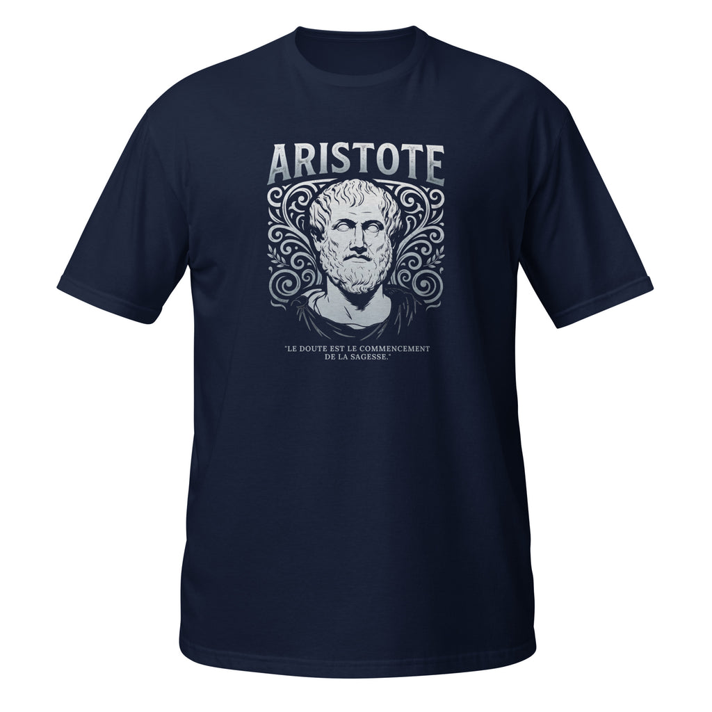 T-shirt bleu marine avec portrait illustré d'Aristote entouré d'ornements décoratifs, avec la citation "Le doute est le commencement de la sagesse"