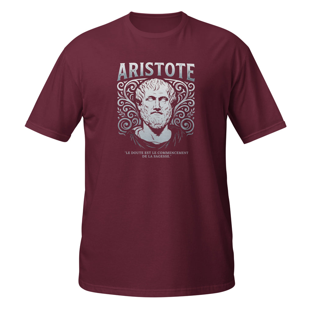 T-shirt bordeaux avec portrait illustré d'Aristote entouré d'ornements décoratifs, avec la citation "Le doute est le commencement de la sagesse"