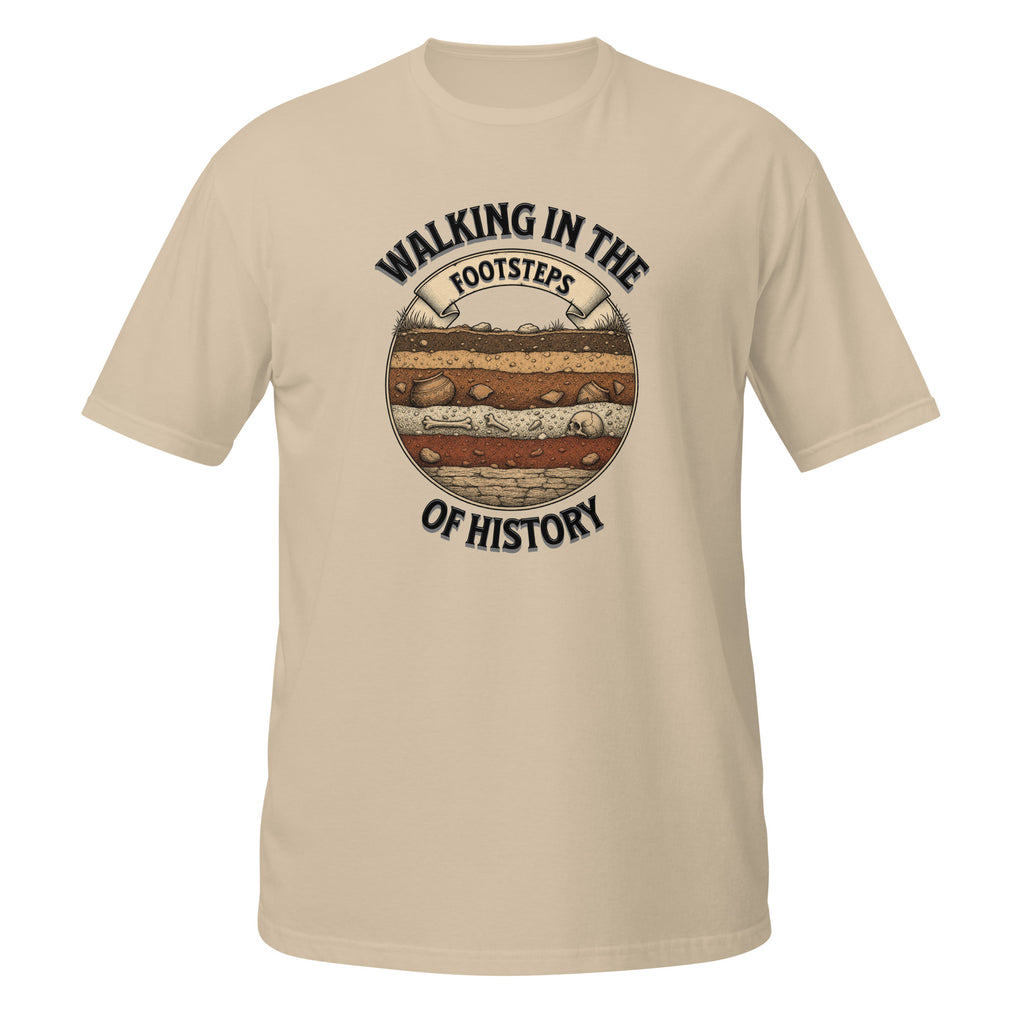 T-shirt couleur sable archéologie avec design illustré d'une coupe stratigraphique montrant une poterie ancienne, des ossements et un crâne, entouré du texte "Walking in the Footsteps of History"