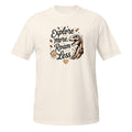 T-shirt écru à manches courtes avec illustration T-Rex fossile et texte "Explore more, roam less"