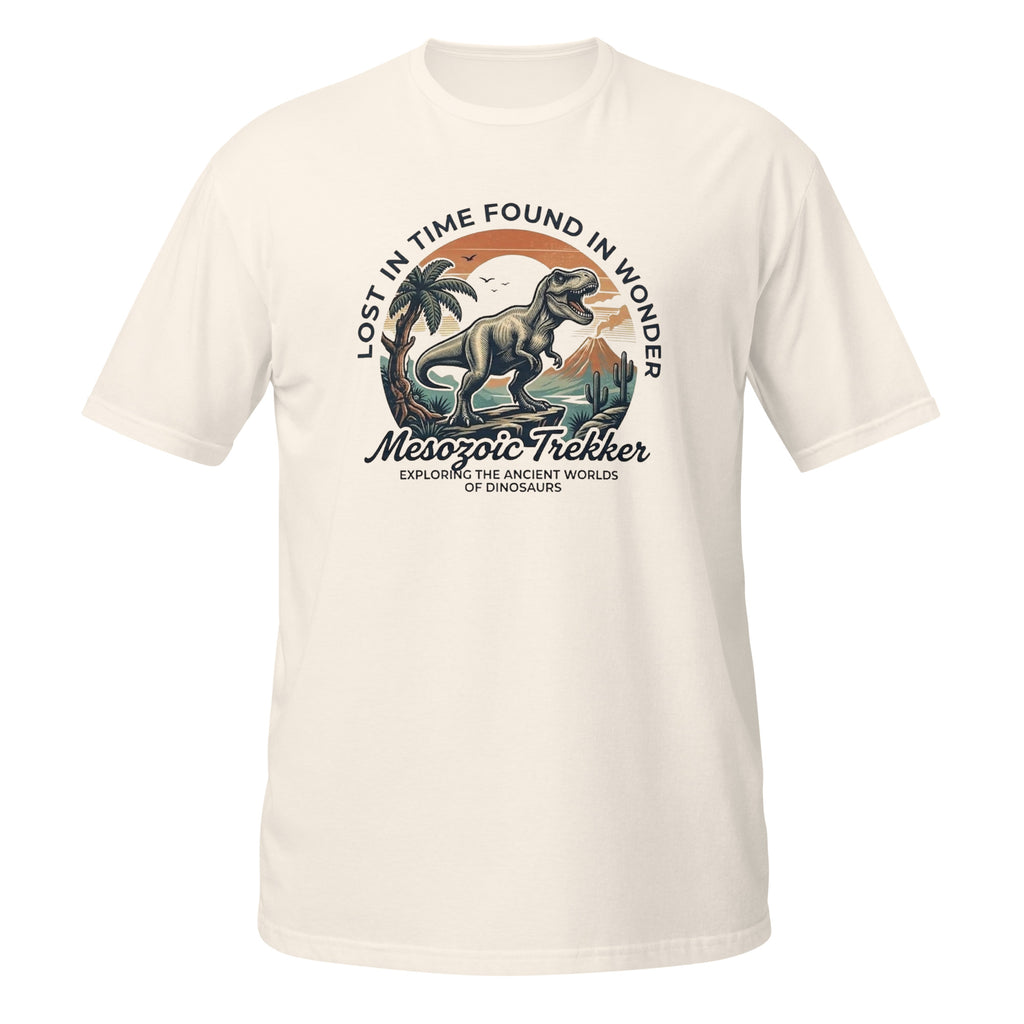 T-shirt écru avec illustration badge circulaire T-Rex "Mesozoic Trekker" et texte "Lost in time, found in wonder"