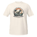 T-shirt écru avec illustration badge circulaire T-Rex "Mesozoic Trekker" et texte "Lost in time, found in wonder"