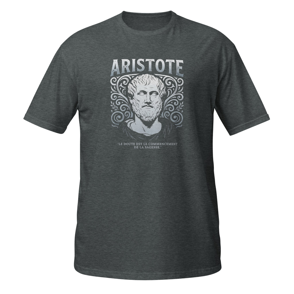 T-shirt gris avec portrait illustré d'Aristote entouré d'ornements décoratifs, avec la citation "Le doute est le commencement de la sagesse"