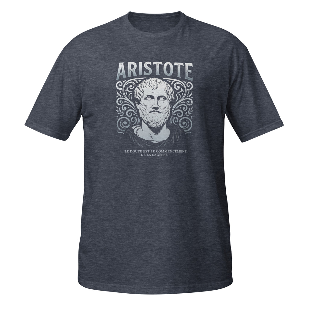 T-shirt gris bleu avec portrait illustré d'Aristote entouré d'ornements décoratifs, avec la citation "Le doute est le commencement de la sagesse"
