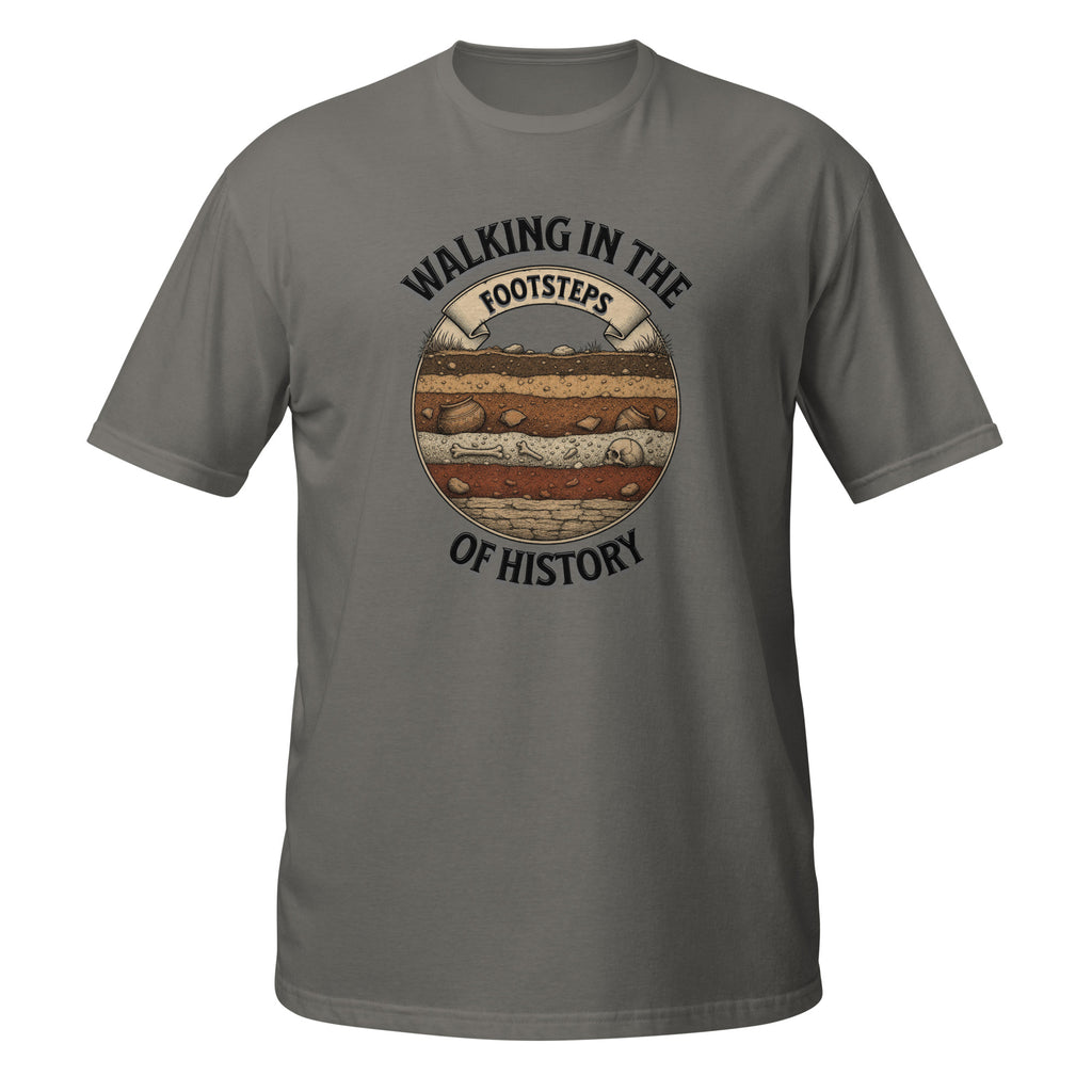 T-shirt gris foncé archéologie avec design illustré d'une coupe stratigraphique montrant une poterie ancienne, des ossements et un crâne, entouré du texte "Walking in the Footsteps of History"