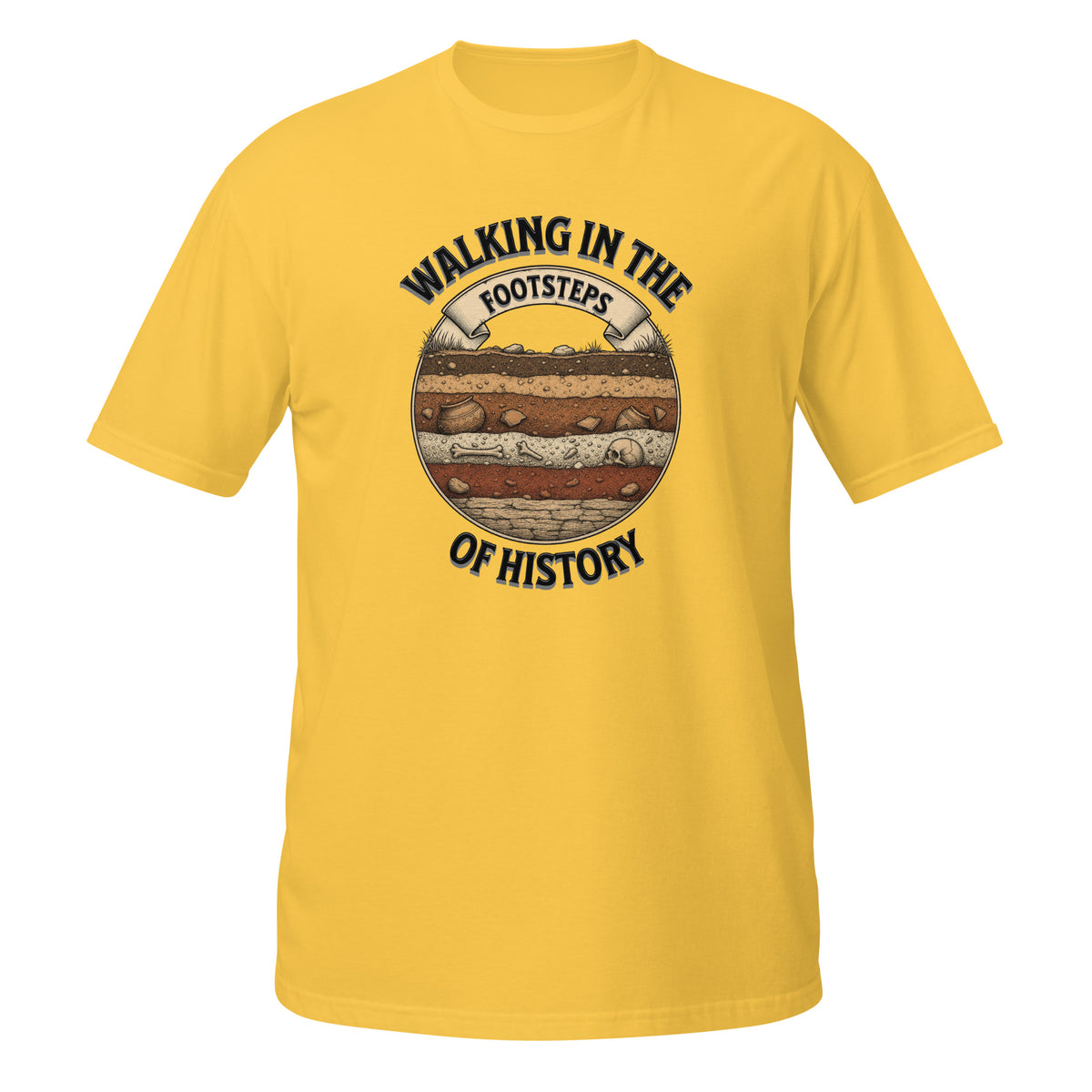 T-shirt jaune archéologie avec design illustré d'une coupe stratigraphique montrant une poterie ancienne, des ossements et un crâne, entouré du texte "Walking in the Footsteps of History"