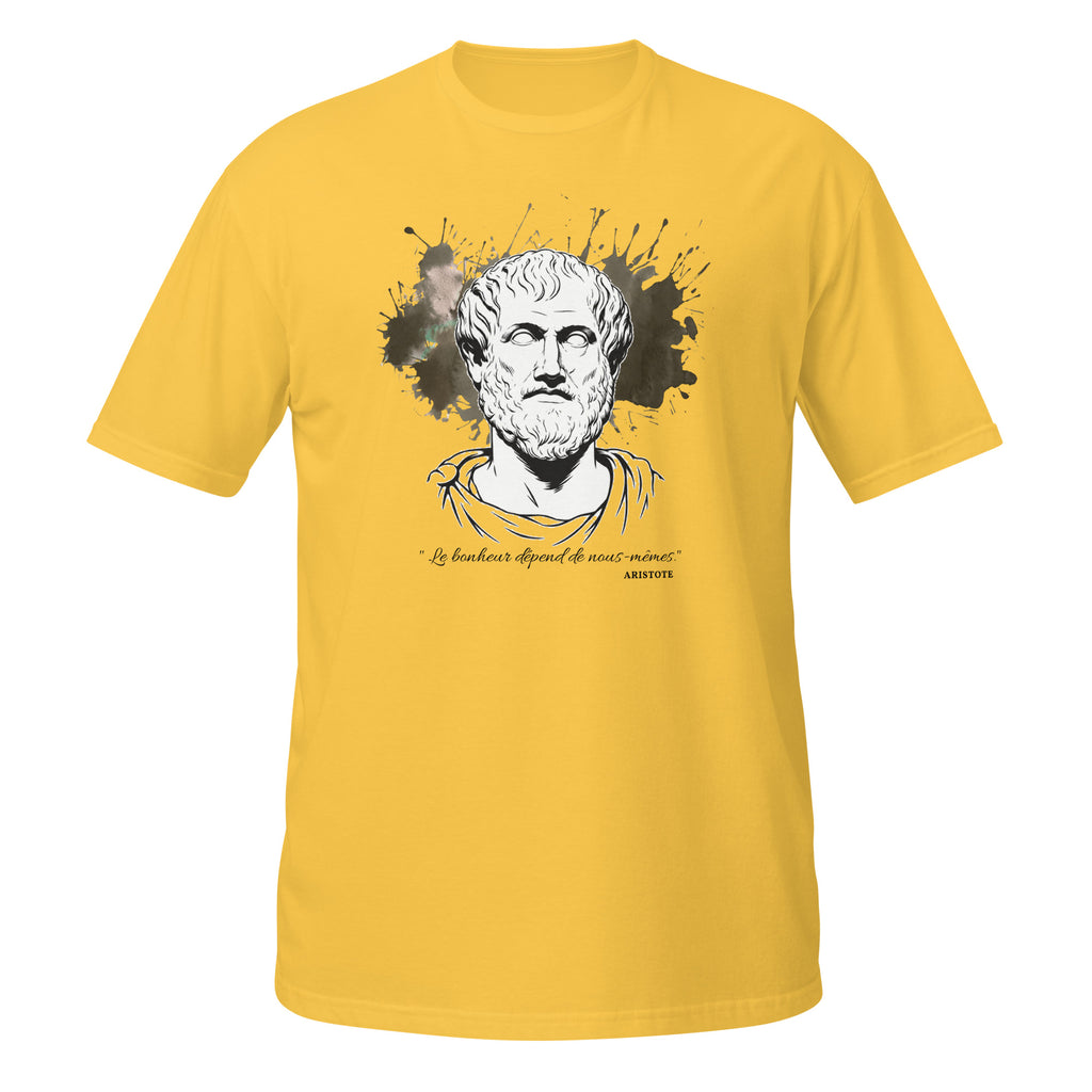 T-shirt jaune avec buste antique d'Aristote, éclaboussures d'encre en arrière-plan et citation "Le bonheur dépend de nous-mêmes"