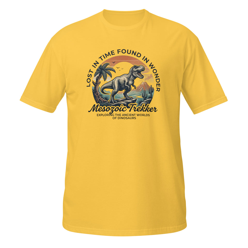 T-shirt jaune avec illustration badge circulaire T-Rex "Mesozoic Trekker" et texte "Lost in time, found in wonder"