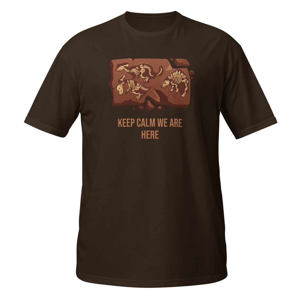 T-shirt de paléontologie couleur chocolat avec illustration de fossiles de dinosaures et inscription « Keep Calm We Are Here »