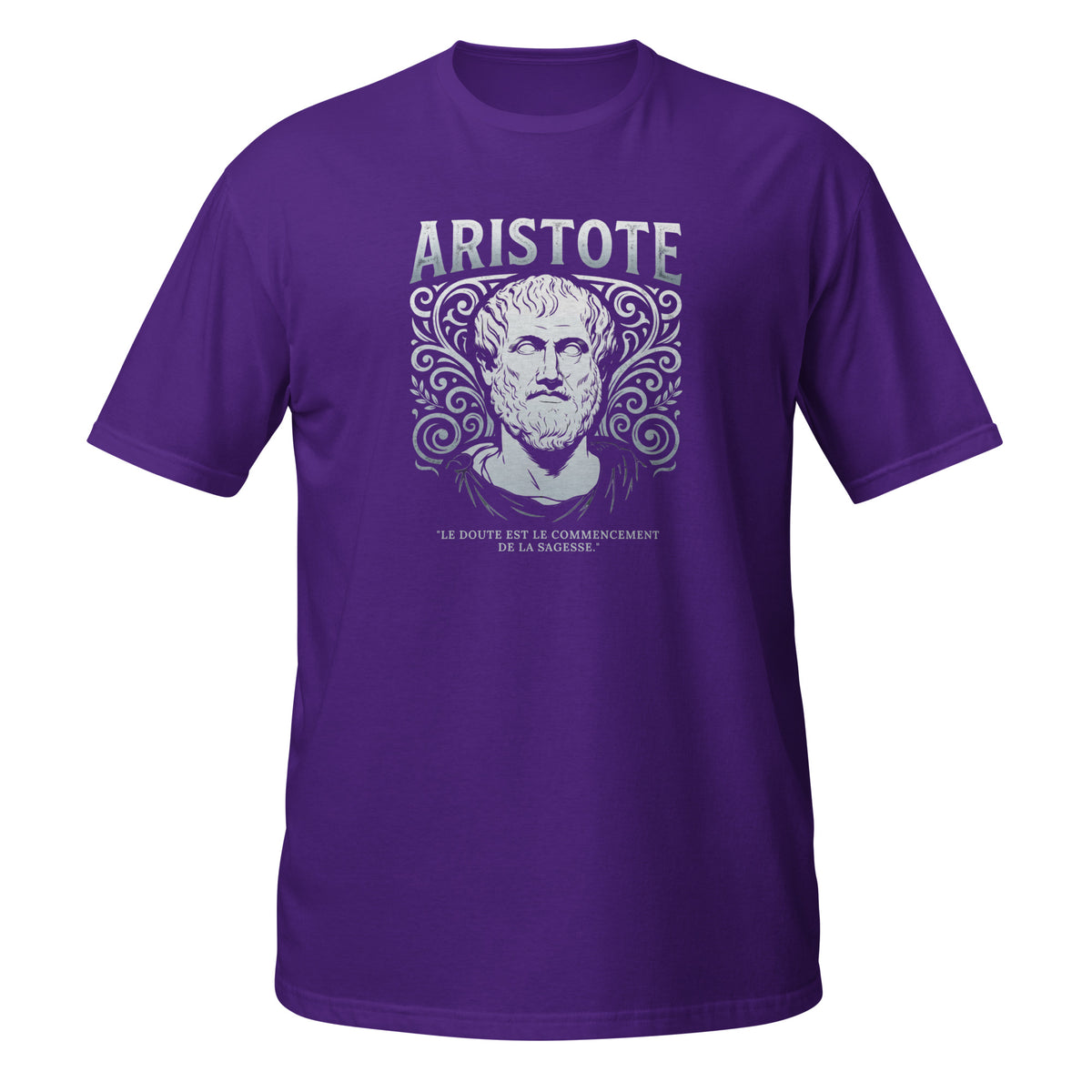 T-shirt violet avec portrait illustré d'Aristote entouré d'ornements décoratifs, avec la citation "Le doute est le commencement de la sagesse"